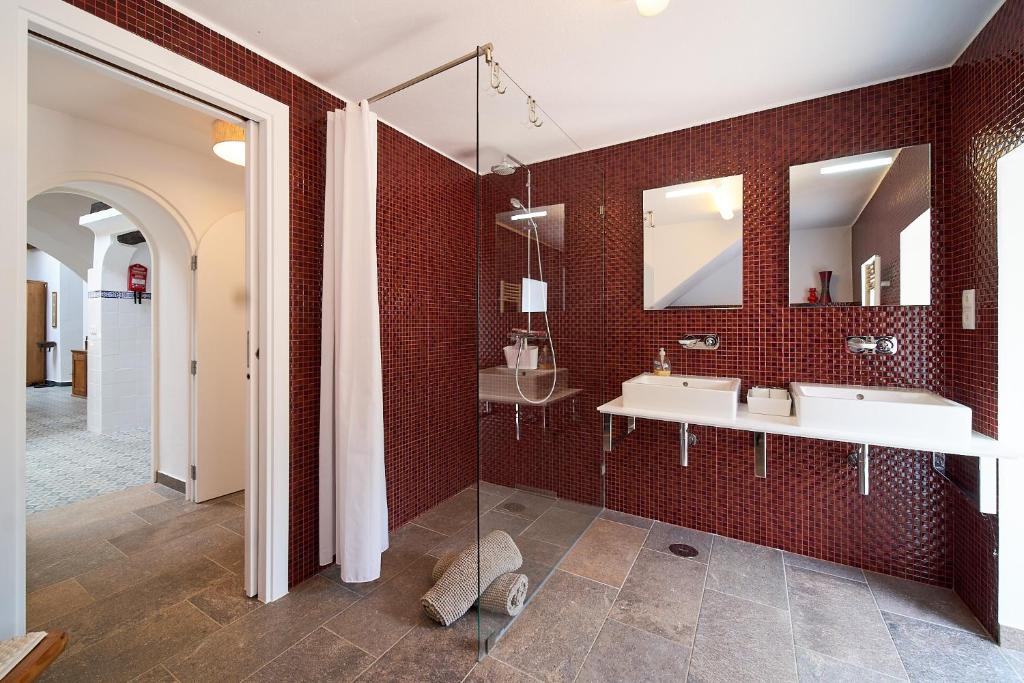 Modernisierte Badezimmer mit ausreichend Platz